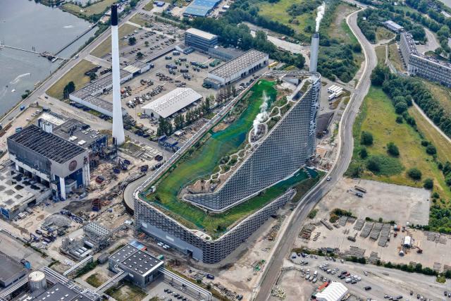 Открыта электростанция Bjarke Ingels Group с горнолыжным склоном