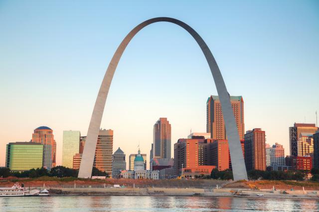 Возрождение Gateway Arch Национальный парк вновь открывается в Сент-Луисе