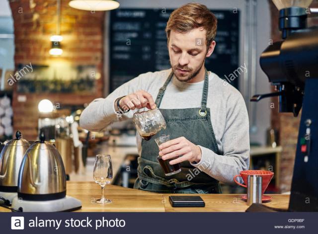 Будь бариста с этой готовой к путешествию кофеваркой