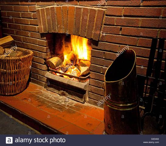 Уютный рядом с ревущим огнем в этих гостиничных номерах Hygge