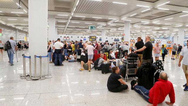 600 000 путешественников оказались в бедственном положении, так как старейшая туристическая компания Великобритании рухнула