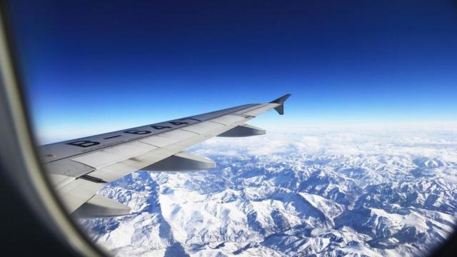 Должны ли шторы на окнах самолета оставаться открытыми или закрытыми? Сооснователи АФАР имеют сильные (противоположные) мнения