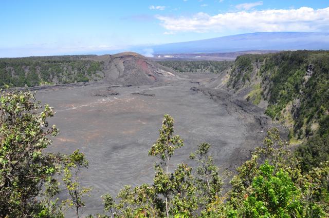 После извержения в прошлом году в национальном парке Гавайских вулканов открылся пешеходный маршрут