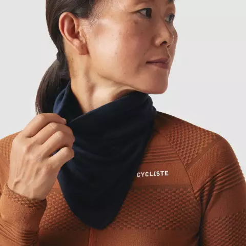 Close Up: Кафе Cycliste Claudette Jersey и Loulou Neck Gaiter