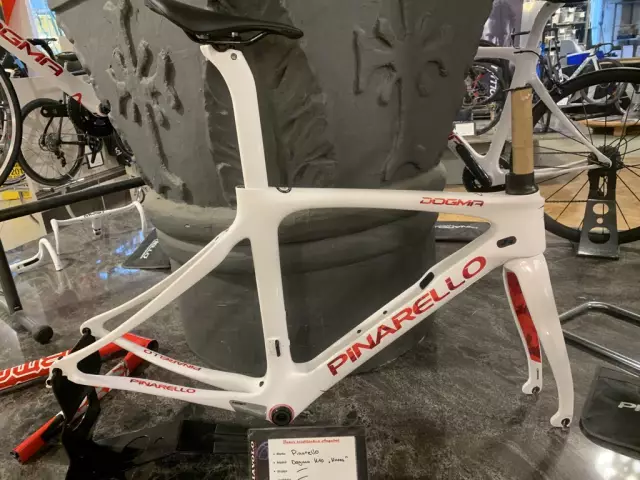 Велосипед Pinarello Dogma K10-S с дисковым дорожным движком имеет дождей для электронного электронного заднего подвеса