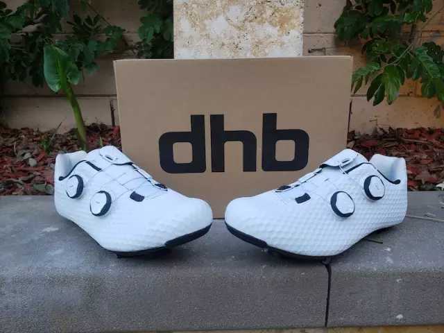 Сэкономьте $ 150 на Shimano's Performance Carbon Road Shoes