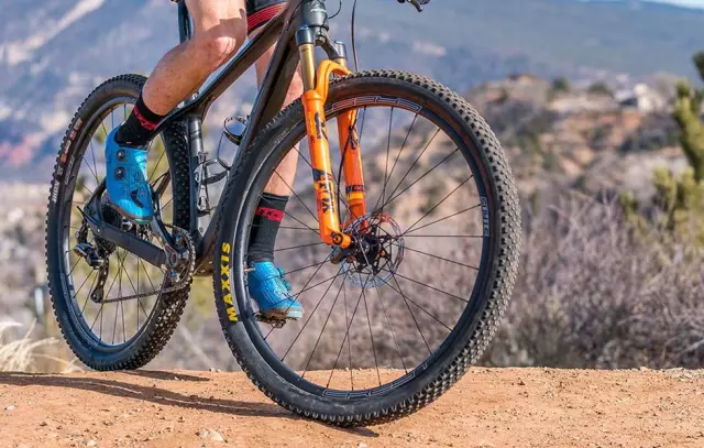 Stan's NoTubes Rolls глубже в углероде с новыми колесами Arch и CB7