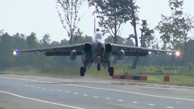 100% вводит новый самолет анфас