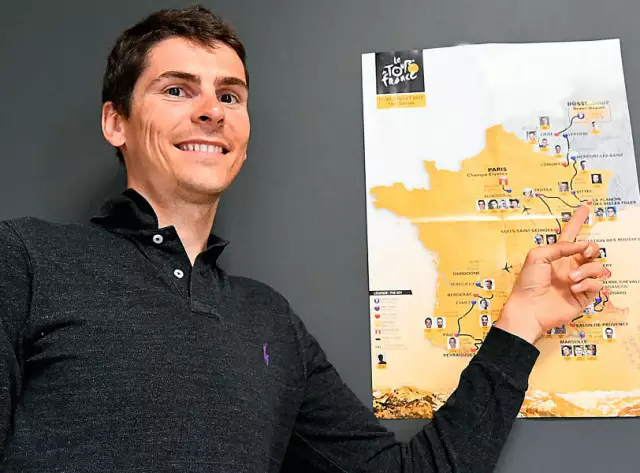 Barguil держит французский флаг развевается со второй победой Vuelta España