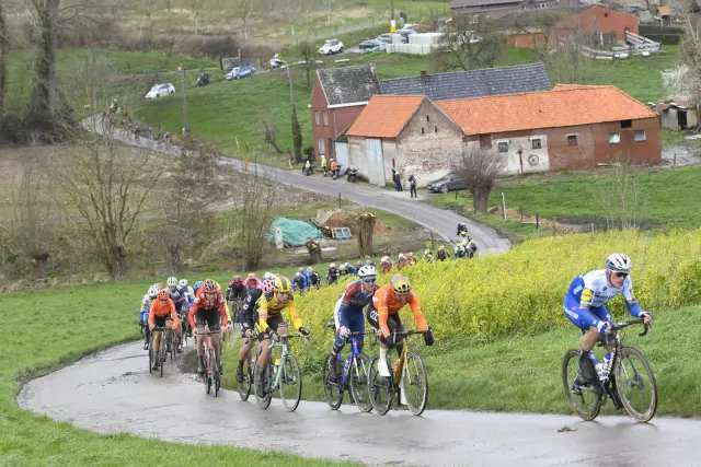 Бенуа повредил колено в аварии на Omloop Het Nieuwsblad