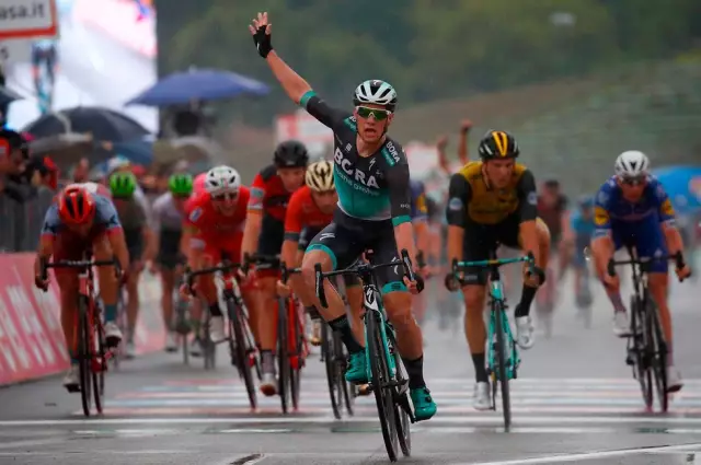 Giro d "Italia: Йейтс продолжает возвращаться после катастрофы Blockhaus