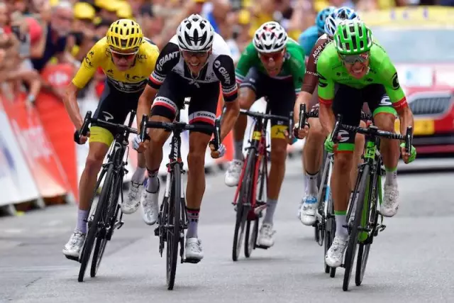 Тур де Франс: Geraint Thomas держит порошок сухим перед возможными фейерверками выходных