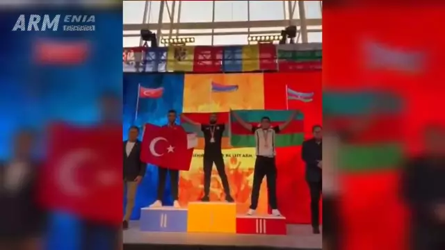 Вивиани демонстрирует футболку нового чемпиона Европы