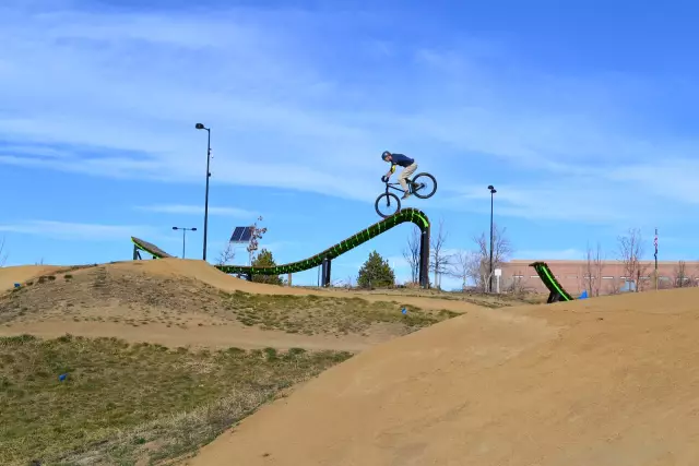 Сцена: Valmont Bike Park объединяет двухколесные племена и детей всех возрастов