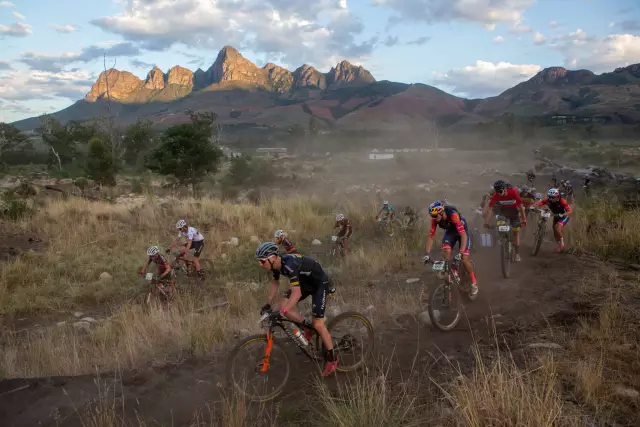 Cape Epic: хет-трик сценических побед как для мужчин, так и для женщин-лидеров