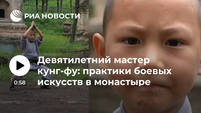 Монахи-шаолины из практики денгфэн кунг-фу, несмотря на снег