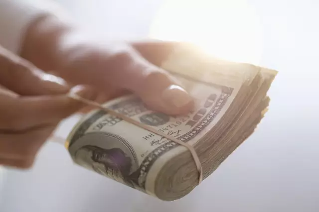 100 знаменитостей пожертвовали свои джинсы, чтобы собрать деньги для беженцев