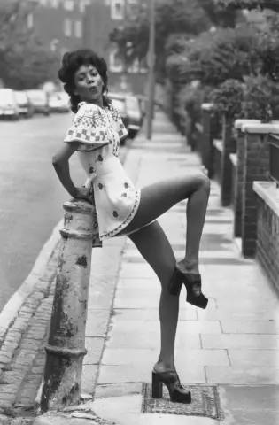 Лондонская лондонская луна дает грязи на велосипеде модный поворот