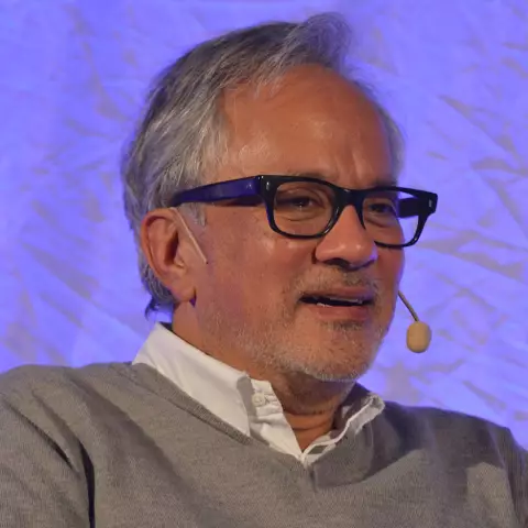 Цветная война продолжается: скульптор anish kapoor запрещен из новой «самой черной» краски