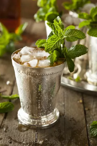 Это то, что входит в $ 1,000 mint julep