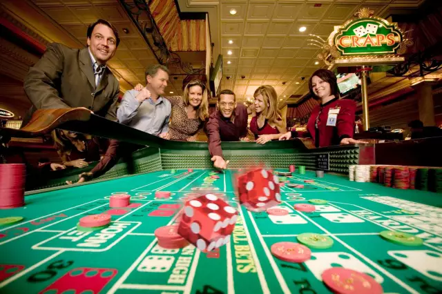 Vegas casinos запрещает бесплатную политику выпивки, мир плохо реагирует