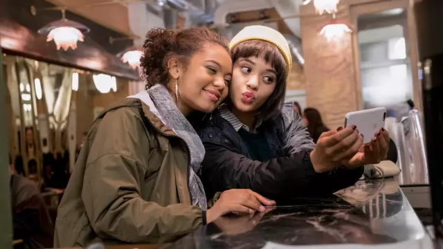 10 локаций chicago, представленных в «easy» netflix