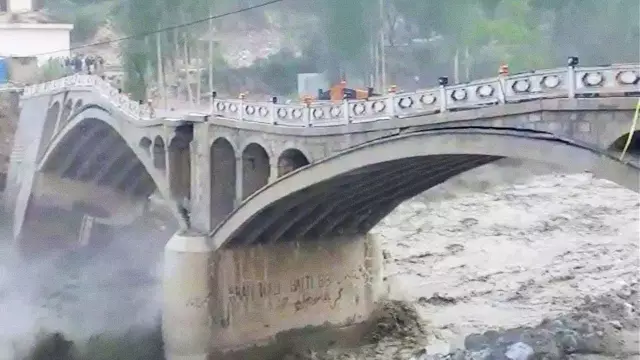 10 поразительных, ужасающих мостов по всему миру