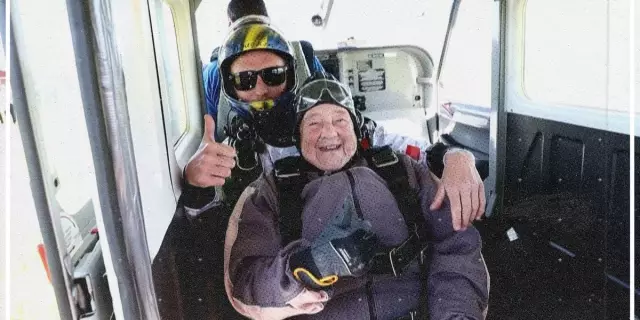 102-летняя старушка становится самой старой парашютисткой в мире и убивает Интернет своей улыбкой