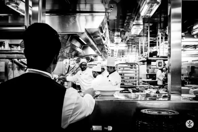 Сколько обедов в день подавалось на борту «Мидуэя»?