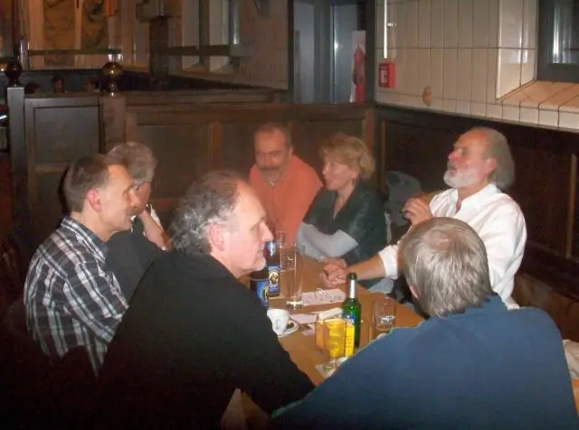 Люди до сих пор рассылают объявления об окончании школы?