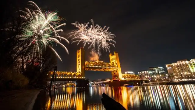 Во сколько запускают фейерверк в Сакраменто?