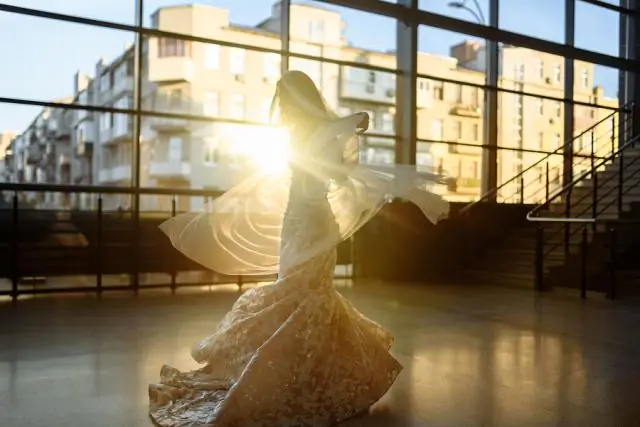 Кто надевает фату на невесту?