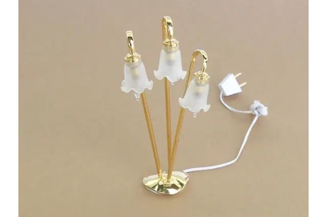 Что символизирует лампа в кукольном домике?