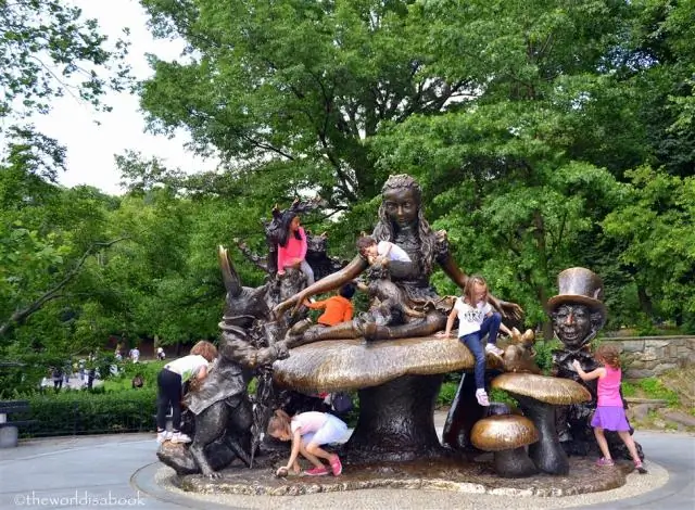 Почему в Центральном парке стоит статуя Алисы в стране чудес?