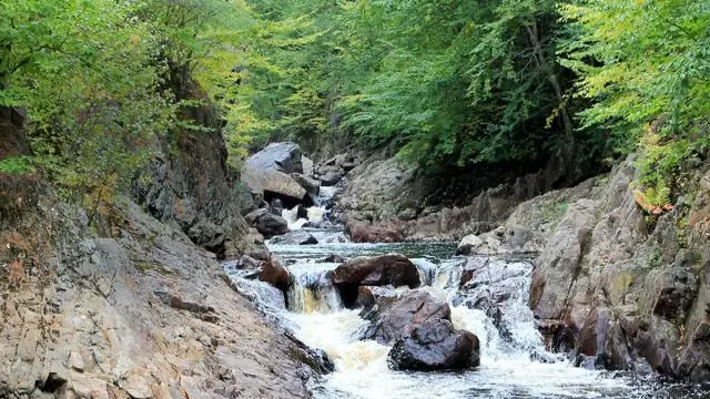 Почему в районе плато Туг Хилл случаются обильные снегопады?