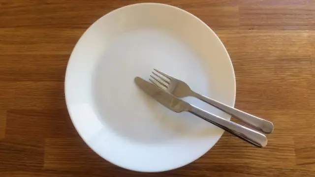 Как официанту следует убирать тарелки?