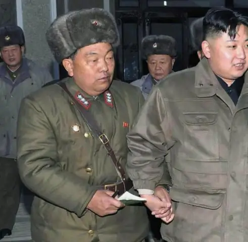 Почему Рауль держит руку на уровне глаз?