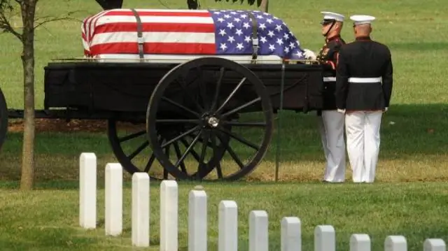 Есть ли на Арлингтонском кладбище сувенирный магазин?