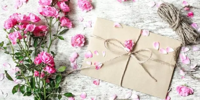Что вы подарите супругу на первую годовщину свадьбы?