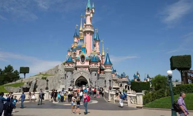 Во сколько открывается Robinsons Magnolia?