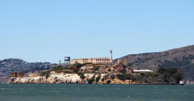 Как долго Алькатрас был открыт как тюрьма?