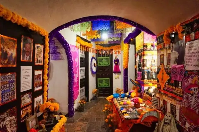 Как украшают могилы в День мертвых?