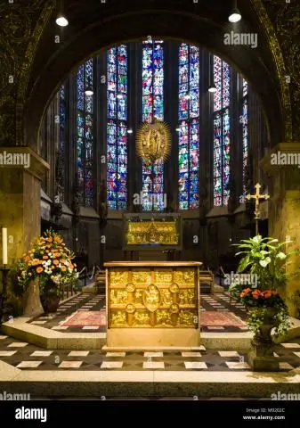 Когда был построен первый готический собор?