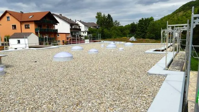 Стоит ли укладывать гравий на плоскую крышу?