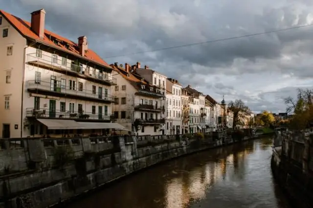 Почему у домов в горах покатая крыша?