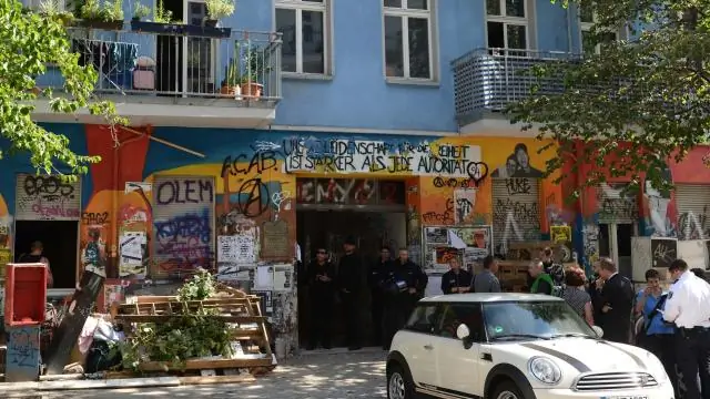 Кому принадлежит соседний дом?