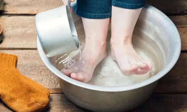 Вы наливаете теплую воду в ванну для ног?