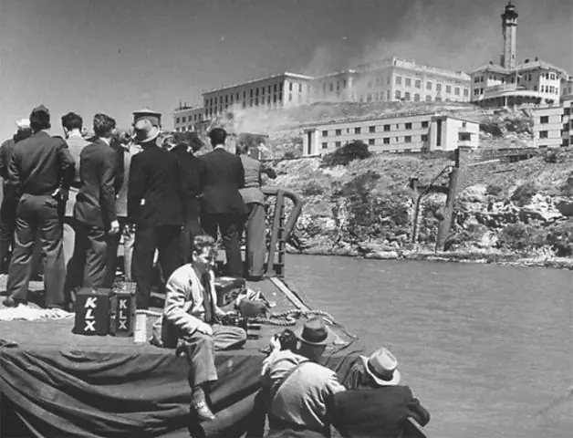 Какова история тюрьмы Алькатрас?