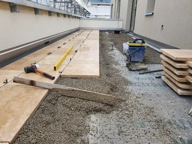 Вы герметизируете травертиновый фартук перед заливкой швов?