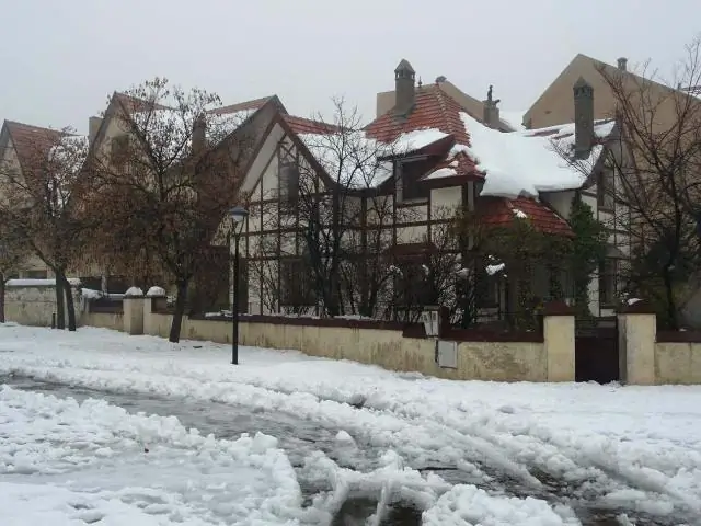 Из-за чего на извилистой реке образуются заостренные бары и срезанные берега?